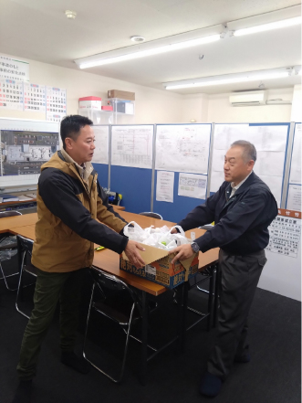 廃食油回収（約20L）を渡される様子